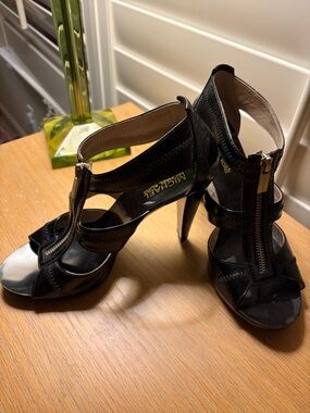 New Michael Kors Berkeley T- strap patent leather front zipper sandals 8 4”heel